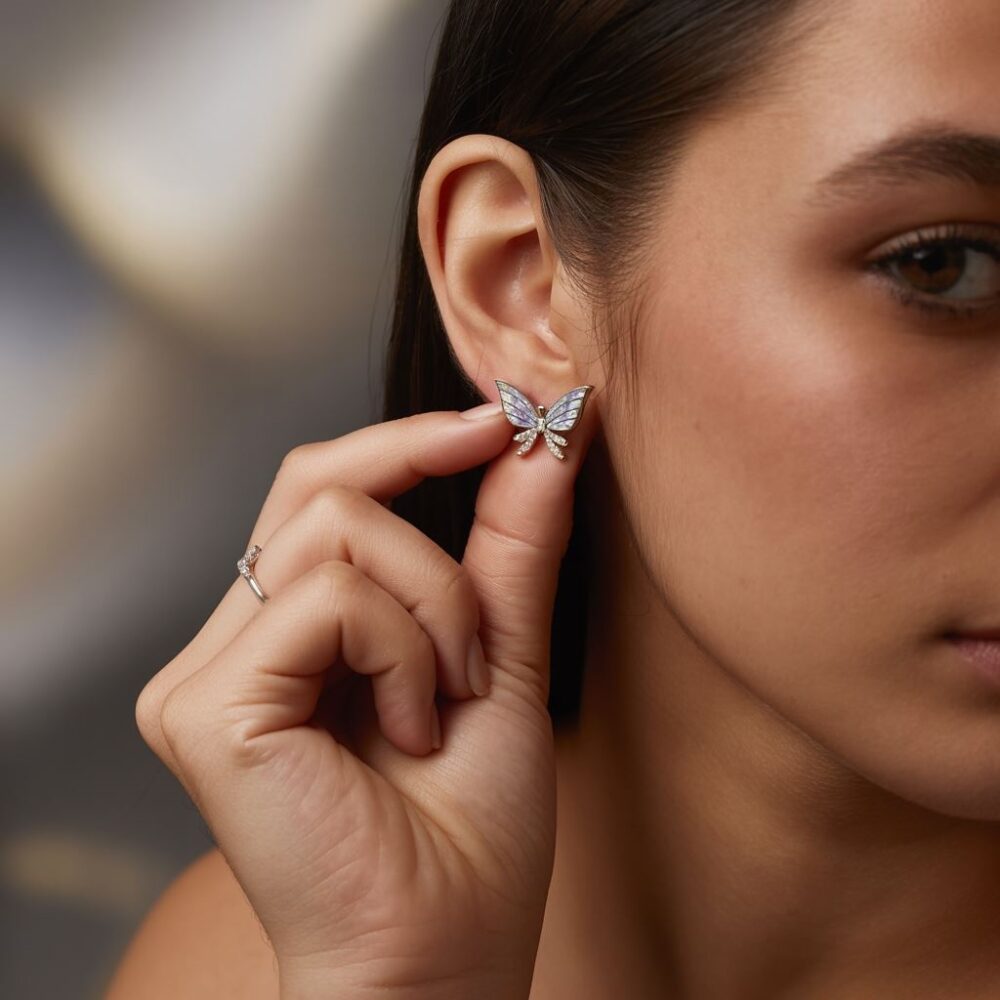 Dłoń zdejmuje kolczyk