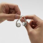 ręce z kolczykiem clicker