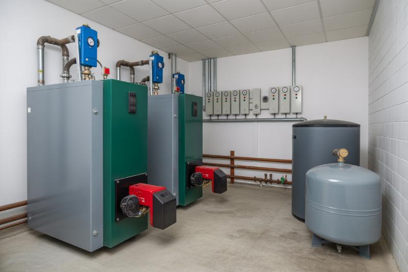 Kotłownia gazowa z kotłami i instalacją grzewczą