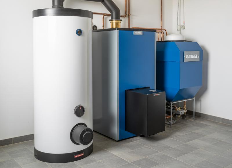 System rur i zbiorników w profesjonalnej kotłowni gazowej