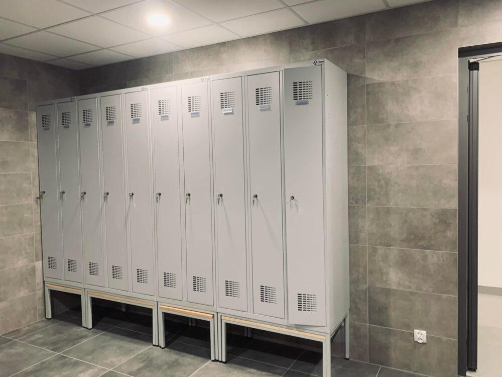 Metalowa szafka ubraniowa - wyposażenie szatni pracowniczej